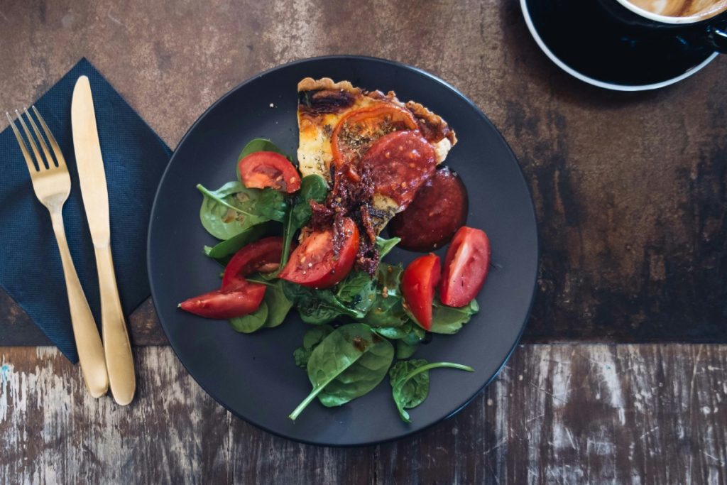 Teller mit Salat und Quiche
