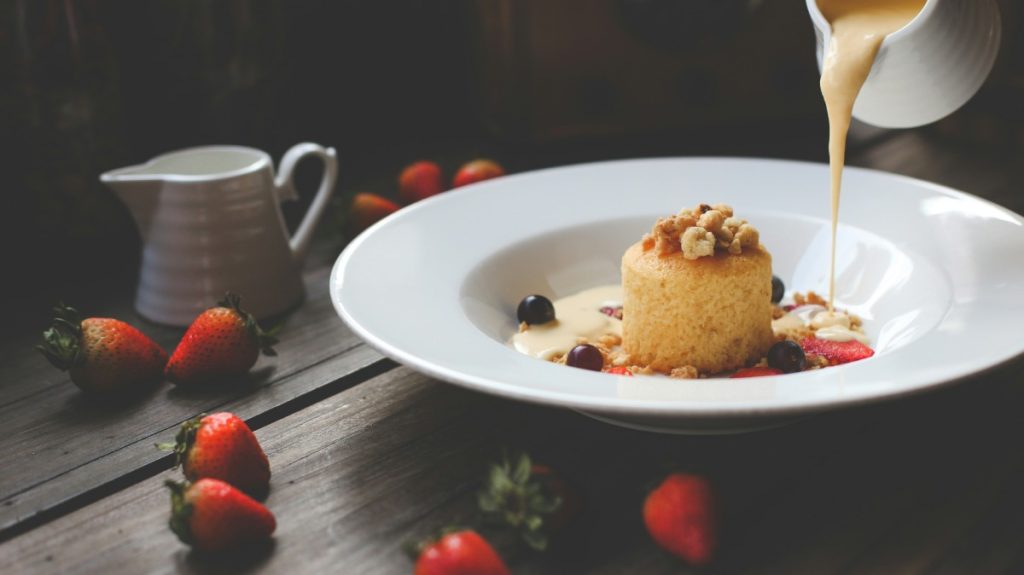 Dessert mit Erdbeeren und Sauce