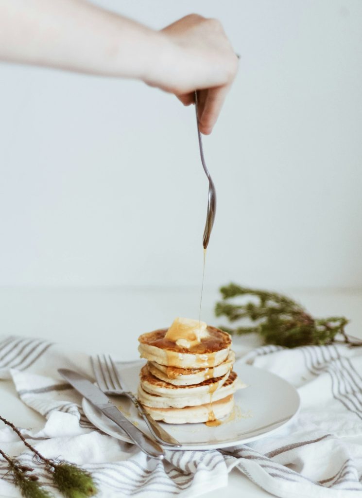Pfannkuchen mit Sirup und Butter