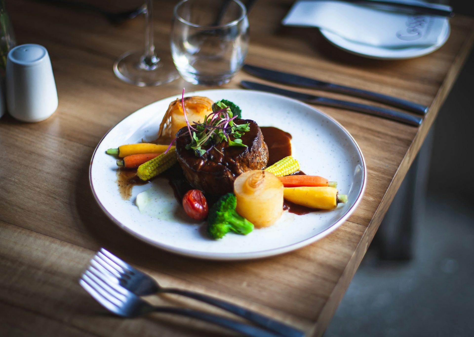 Gericht mit Gemüse und Fleisch