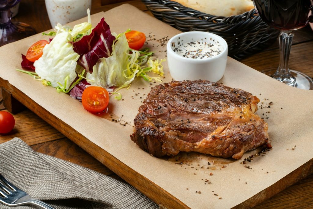 Steak mit Salat und Sauce