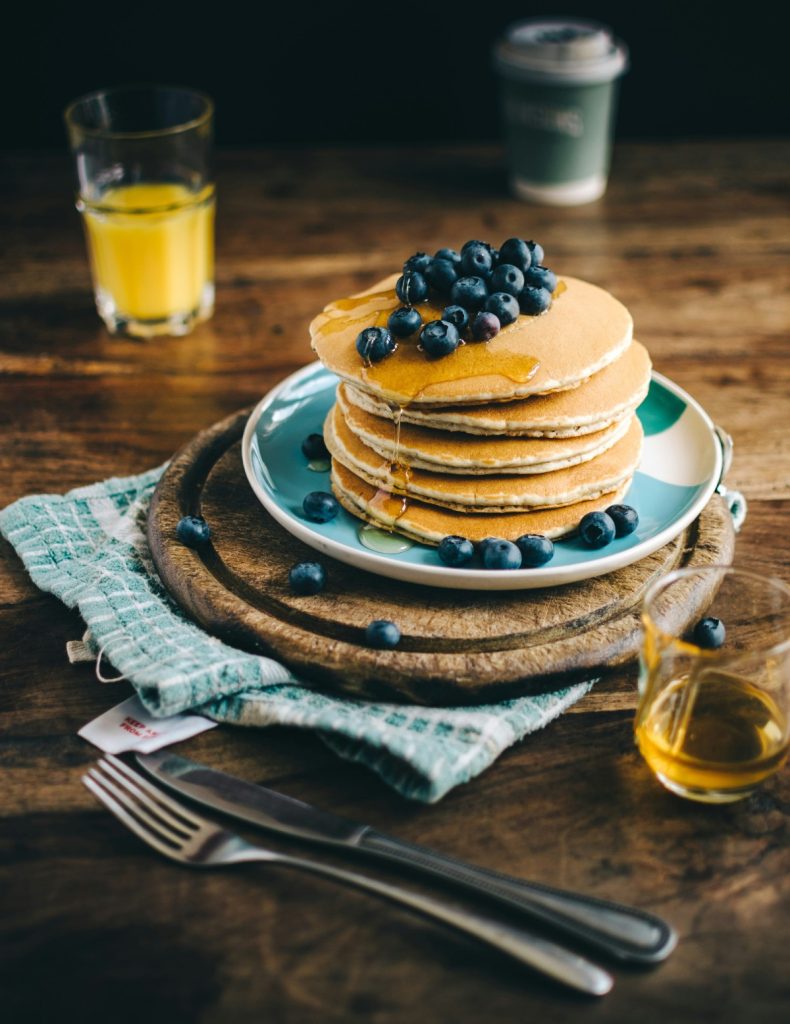 Pfannkuchen mit Blaubeeren und Sirup