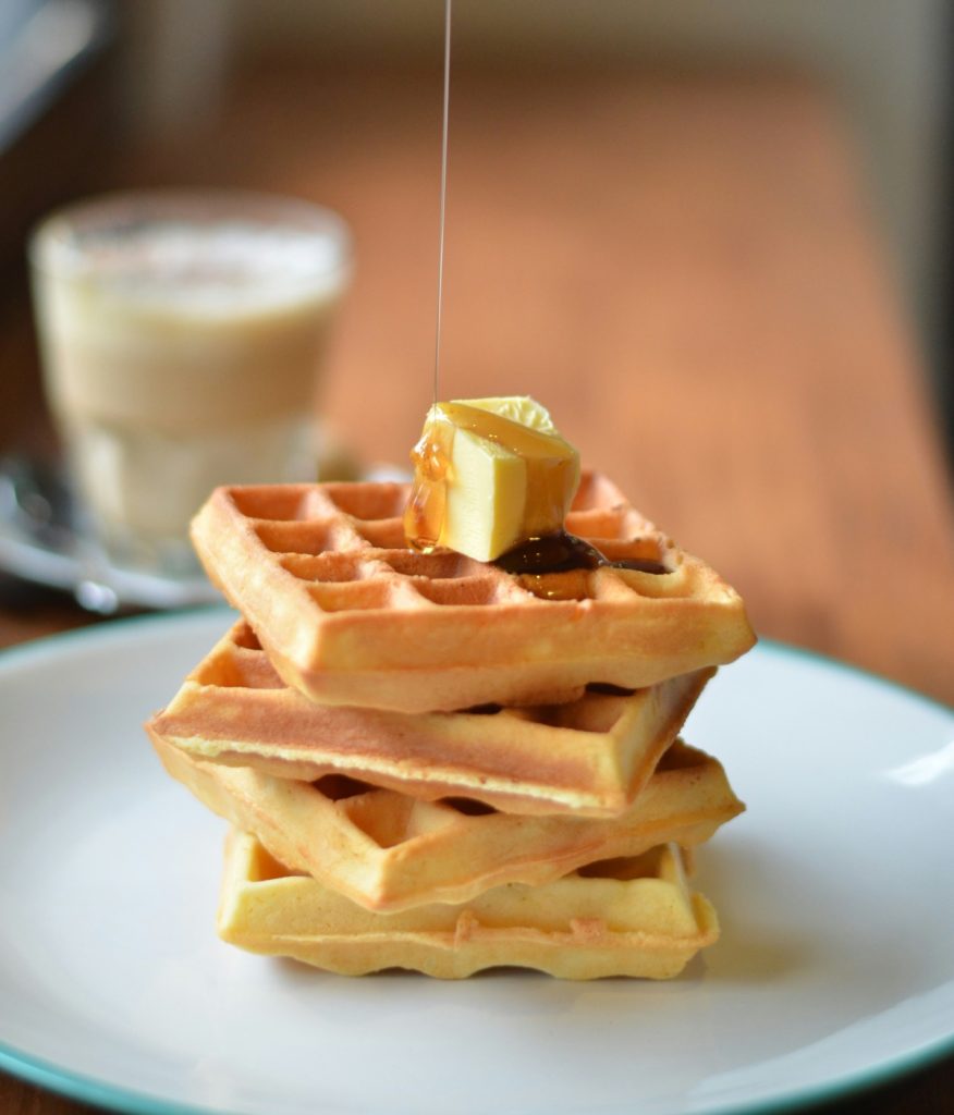 Waffelturm mit Butter und Sirup