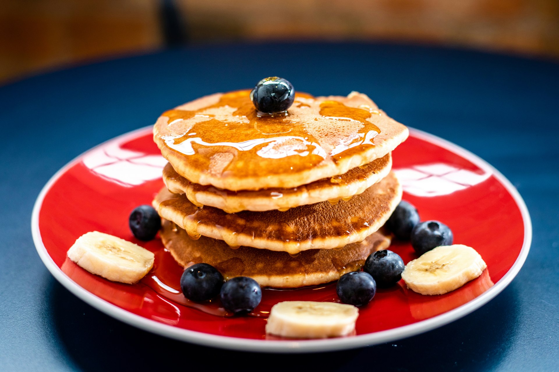 Pfannkuchen mit Bananen und Heidelbeeren