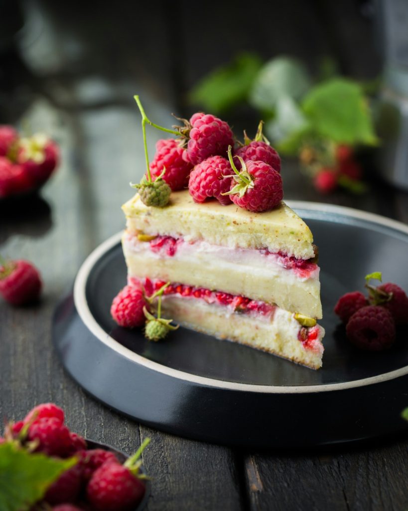 Himbeertorte auf schwarzem Teller